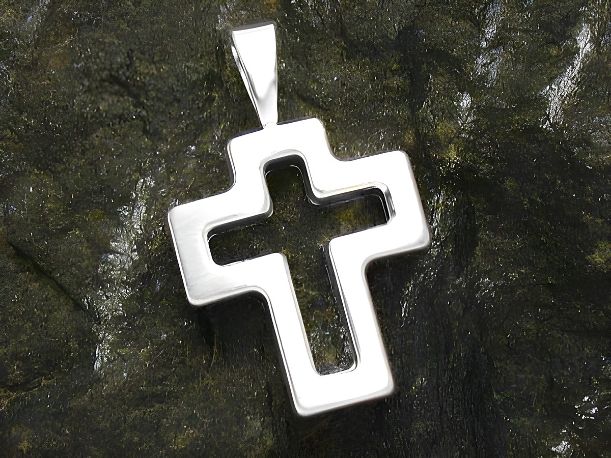 Ein schlichter Anhänger in Form eines Kreuzes aus 925 Sterling Silber, elegant und göttlich, hergestellt von Juwelier Harnisch. Perfect für stilvolle Akzente.