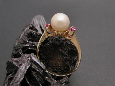 Gold Perlen Ring mit einer Zuchtperle und synthetischen Rubinen, Gold 585, Größe 57,5, Hersteller Juwelier Harnisch, attraktiv und elegant auf schwarzem Untergrund präsentiert.