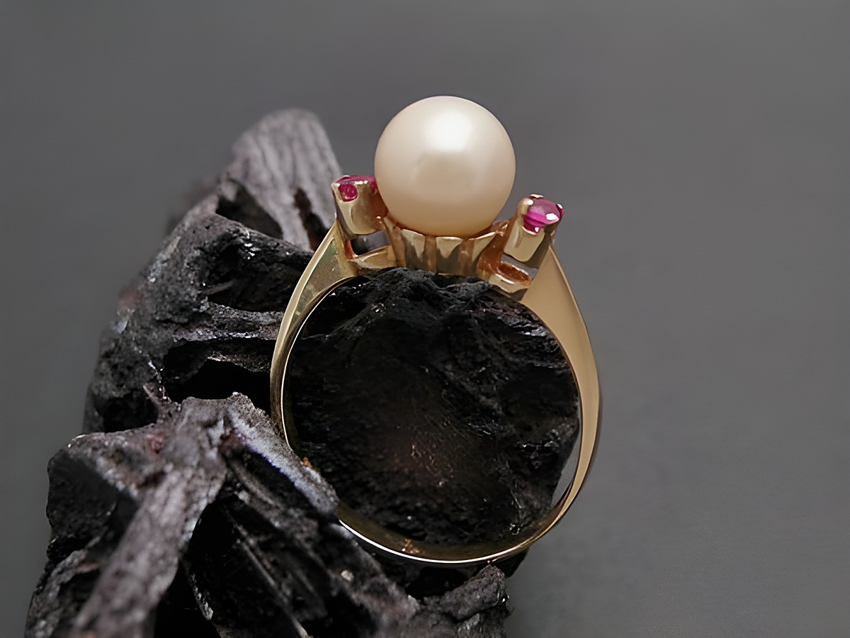 Gold Perlen Ring mit einer Zuchtperle und synthetischen Rubinen, Gold 585, Größe 57,5, Hersteller Juwelier Harnisch, attraktiv und elegant auf schwarzem Untergrund präsentiert. – Ansicht 2