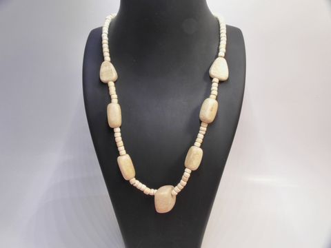 61819-0 Holzkette Multiform 23 mm naturbraun 60 cm Holz Schmuck von Juwelier Harnisch, zeigt eine stilvolle Anordnung ovaler und runder Holzperlen in naturbrauner Farbgebung.