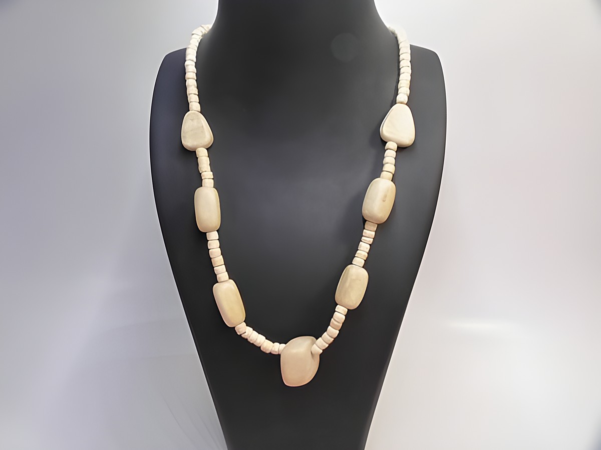 Holzkette Multiform 23 mm naturbraun 60 cm Holz Schmuck von Juwelier Harnisch, zeigt eine stilvolle Anordnung ovaler und runder Holzperlen in naturbrauner Farbgebung.