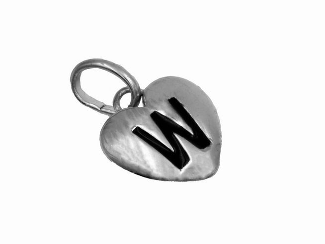 Anhänger in Herzform aus 925 Sterling Silber mit polierter und rhodinierter Oberfläche, gravierter Buchstabe W, hergestellt von Juwelier Harnisch, geeignet für Kinder.