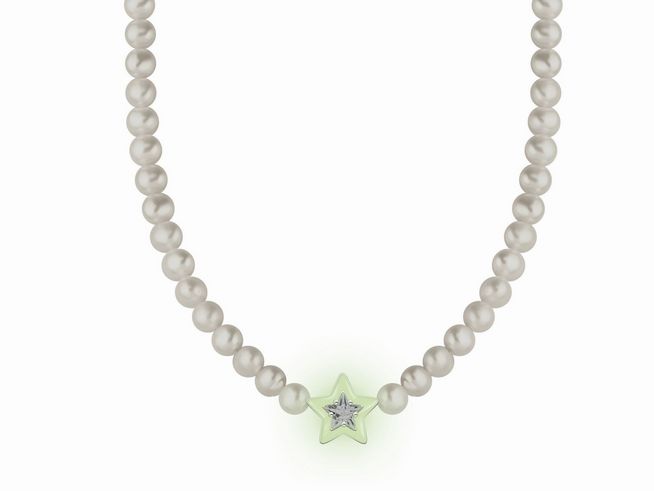 Choker von Thomas Sabo aus Silber, mit glänzenden Perlen und einem leuchtenden Stern aus Emaille und Zirkonia in der Mitte, geeignet für Halsgrößen zwischen 34 und 42 mm.