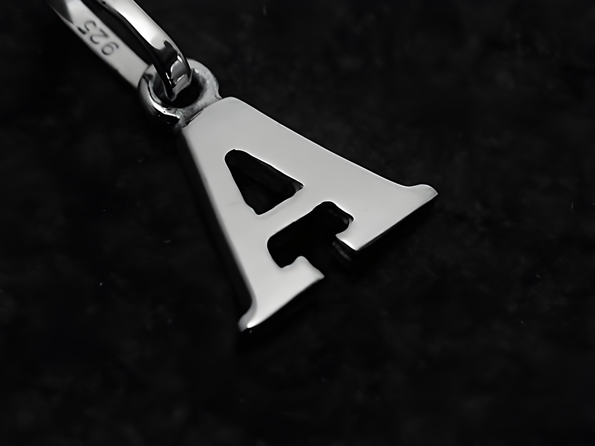 Buchstabenanhänger A aus 925 Sterling Silber von Juwelier Harnisch, elegant und schlicht gestaltet, ideal als persönliches Schmuckstück oder Geschenk.