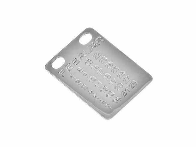 31835-0 Eine gravierte Edelstahlplatte mit der Aufschrift Februar, die die Datumsangaben für den Monat Februar sowie eine Sternzeichen-Darstellung zeigt, geeignet als Geschenkidee von Juwelier Harnisch.