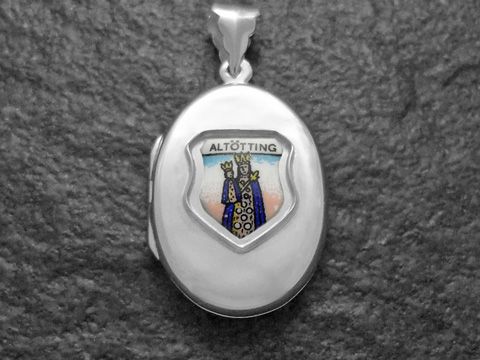 Silbermedaillon mit dem Stadtwappen von Altötting, verziert mit buntem Emblem und Aufschrift Altötting, hergestellt von Juwelier Harnisch in Bayern. Ideal für Sammler und Liebhaber.