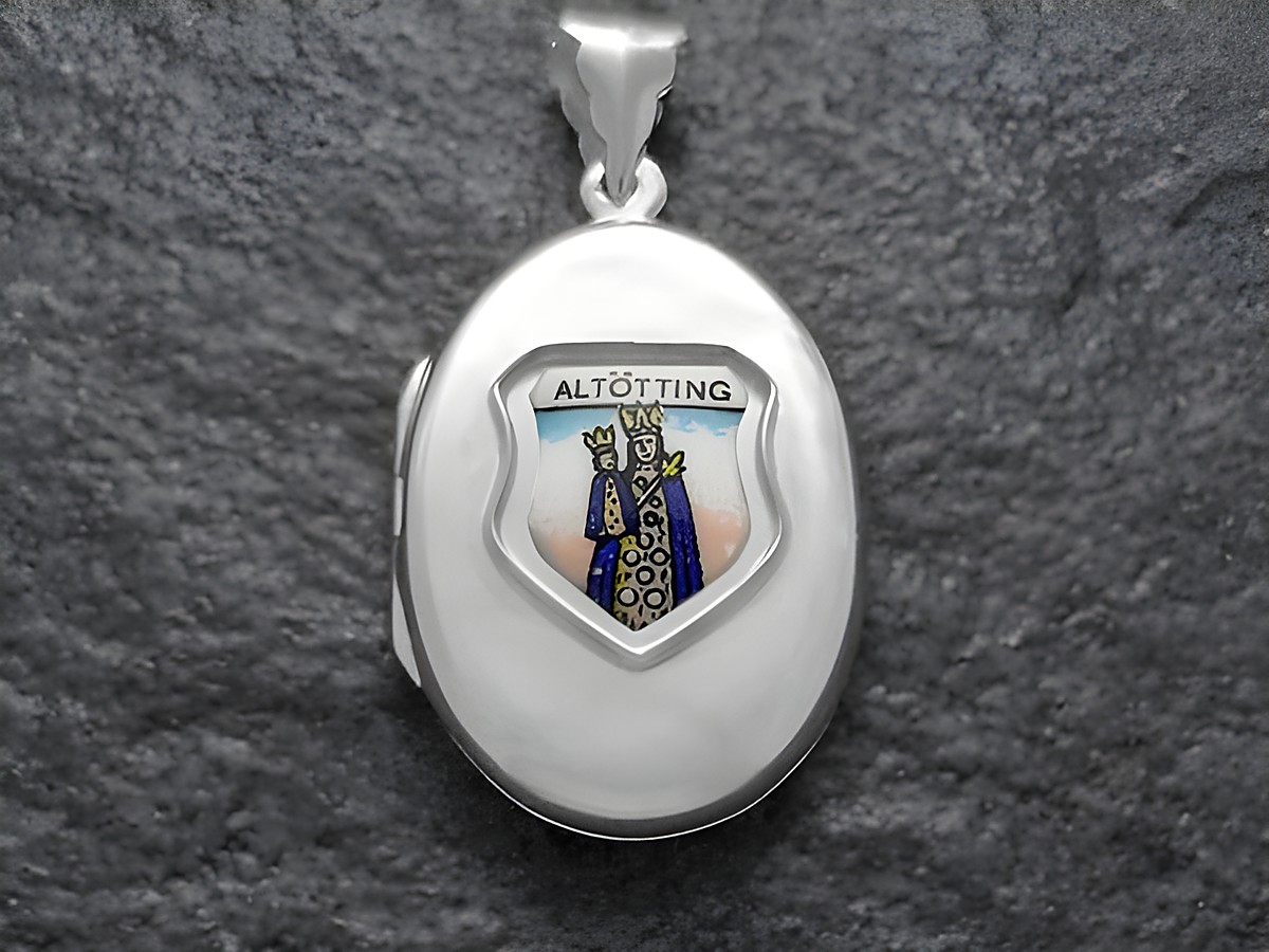 Silbermedaillon mit dem Stadtwappen von Altötting, verziert mit buntem Emblem und Aufschrift Altötting, hergestellt von Juwelier Harnisch in Bayern. Ideal für Sammler und Liebhaber.