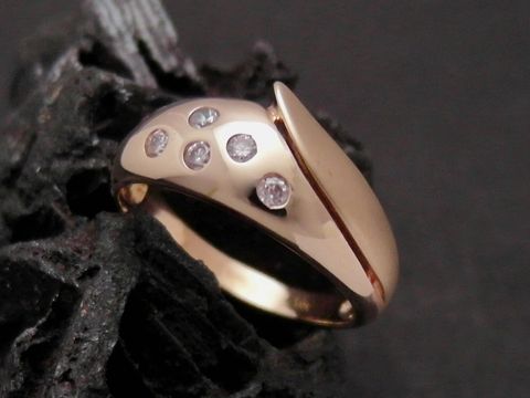 Gold Ring unwiderstehlich Gold 585 Zirkonia Goldring Gr. 57 Hersteller Juwelier Harnisch bis Gr. 58 18,5 der Ring zeigt eine elegante Form mit funkelnden Zirkonia-Steinen.