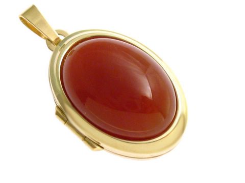 Karneol Cabochon in ovaler Form, eingefasst in Gold 333, gefertigt von Juwelier Harnisch, elegantes Medaillon mit einem glänzenden, tiefroten Stein, perfekt für elegante Anlässe.