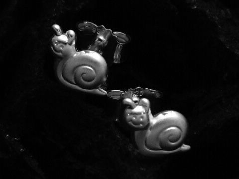 Ohrring Flotte Schnecke in Sterling Silber teilmattiert von Juwelier Harnisch für Kinder, zeigt filigrane Schneckenform, die verspielt und kindgerecht gestaltet ist.