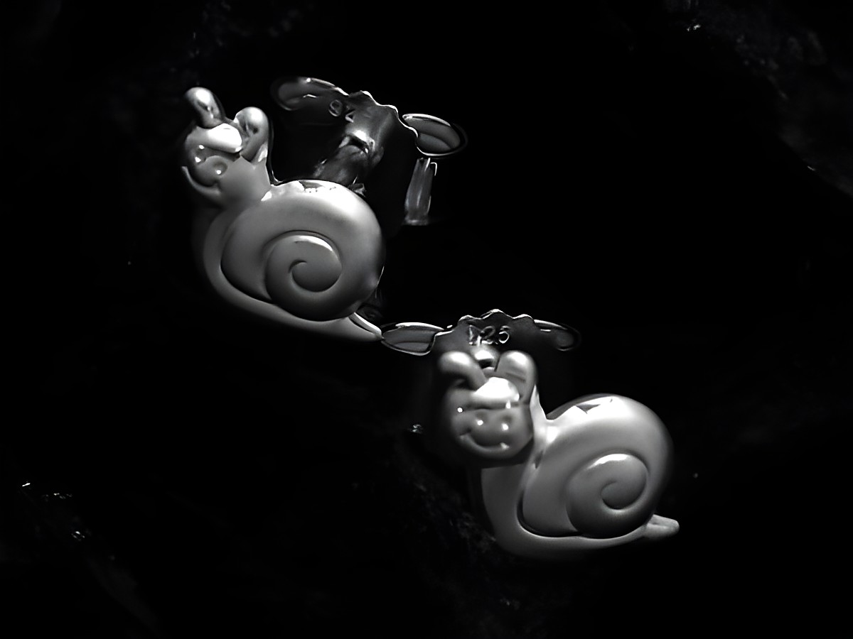 Ohrring Flotte Schnecke in Sterling Silber teilmattiert von Juwelier Harnisch für Kinder, zeigt filigrane Schneckenform, die verspielt und kindgerecht gestaltet ist.