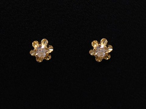 Ohrringe Diamant 0,06 ct. W/P - BLÜTE Gold 585 von Juwelier Harnisch, zarte Blütenform mit funkelndem Brillant und Diamant, elegantes Schmuckstück für jeden Anlass.