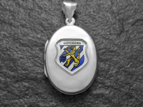 Silbernes Medaillon mit dem Wappen von Göteborg, das einen Löwen zeigt, umgeben von blauem Hintergrund und der Aufschrift Göteborg, hergestellt von Juwelier Harnisch in Europa.