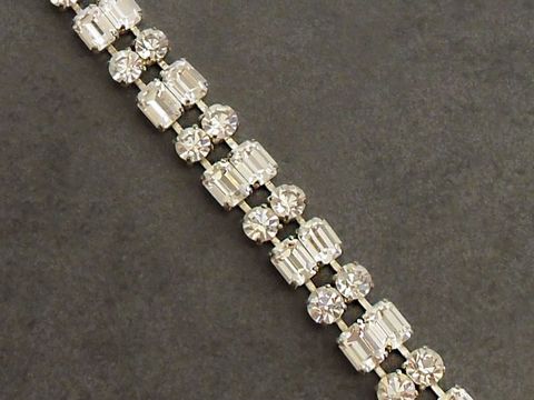 Strass Armband charmant in weiß, 18,5 cm lang, silberfarben, ausgestattet mit funkelnden Strasssteinen, ideal für elegante Anlässe, Hersteller Juwelier Harnisch.