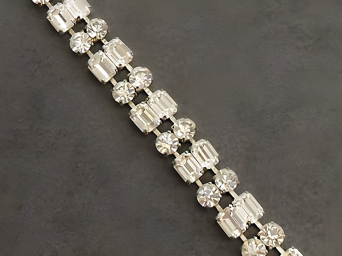 Strass Armband charmant in weiß, 18,5 cm lang, silberfarben, ausgestattet mit funkelnden Strasssteinen, ideal für elegante Anlässe, Hersteller Juwelier Harnisch.