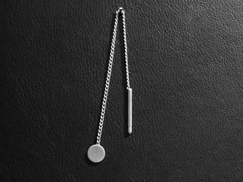 Silber Ohrring - Punkt - interessanter Ohrhänger - 1 Stück, Hersteller: Juwelier Harnisch, Einzelohrringe - 1 Stück. Ein eleganter, einfacher Ohrhänger mit einer runden und einer länglichen Form.