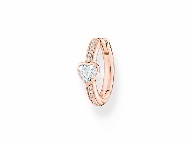 Thomas Sabo Creole aus Sterling Silber, vergoldet in Roségold, mit Zirkonia. Der Ohrschmuck zeigt einen herzförmigen Stein und dekorative Elemente entlang des Rings.