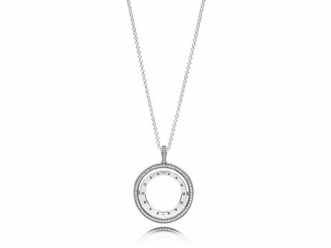 Halskette mit Anhänger von Pandora, Modell Spinning Hearts of Pandora, 60 cm lang, silberfarbener Kreisanhänger mit Zirkonia-Steinen und feiner Kette.