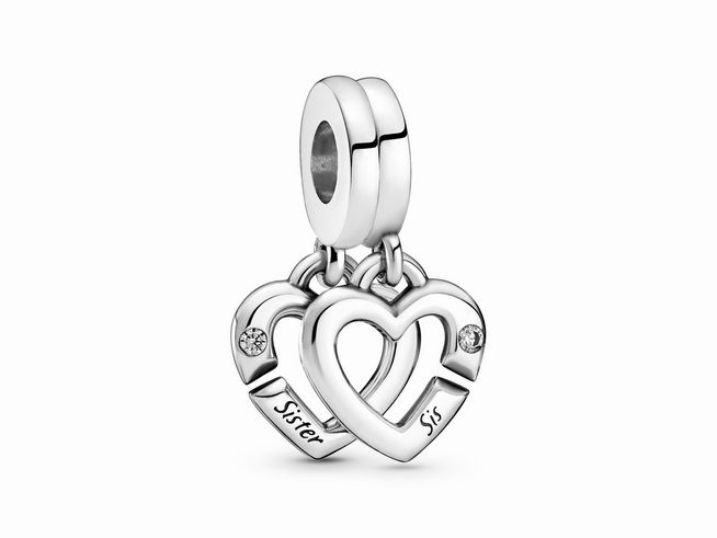 Pandora Silber Schwester Herzen 799538C01 Silber charm mit Zirkonia, bestehend aus zwei hängenden Herzen, eines mit der Gravur Sister und das andere mit Sis. Schlicht und elegant gestaltet.