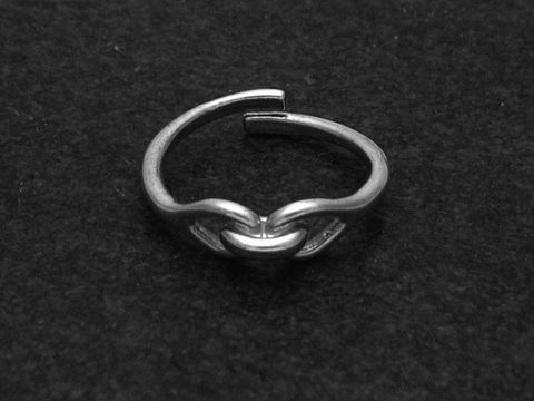 Silberring VERSCHLUNGEN Gr. etwas verstellbar, Hersteller: Juwelier Harnisch, ohne Stein, auf schwarzem Hintergrund abgebildet. Elegantes Design, schlicht und modern.