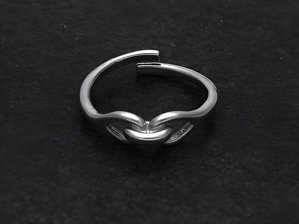 Silberring VERSCHLUNGEN Gr. etwas verstellbar, Hersteller: Juwelier Harnisch, ohne Stein, auf schwarzem Hintergrund abgebildet. Elegantes Design, schlicht und modern.