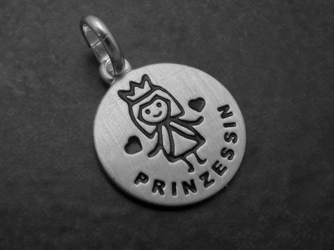 Silber Anhänger mit gravierter süßer Prinzessin auf mattierter schwarz lackierter Plakette, Hersteller Juwelier Harnisch, ideal als Geschenk oder für besondere Anlässe.