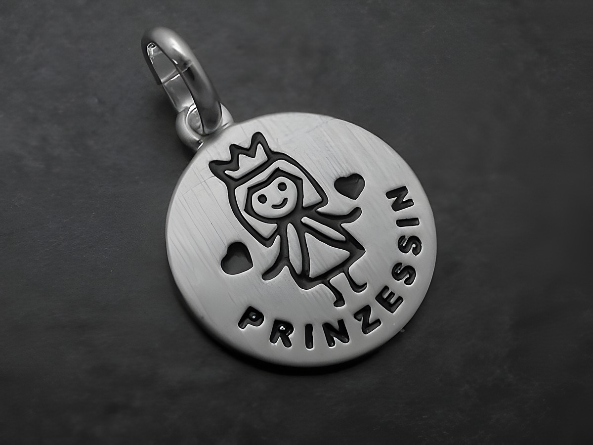 Silber Anhänger mit gravierter süßer Prinzessin auf mattierter schwarz lackierter Plakette, Hersteller Juwelier Harnisch, ideal als Geschenk oder für besondere Anlässe.