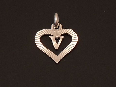 Ein herzförmiger Anhänger aus rhodiniertem Sterling Silber mit dem Buchstaben V, verziert mit feinen Rillen und einer Öse zum Einhängen, hergestellt von Juwelier Harnisch.