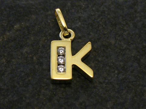 Goldener Anhänger in Form des Buchstabens K mit drei Zirkonia, hergestellt von Juwelier Harnisch. Ideal als Geschenk oder persönliches Schmuckstück.