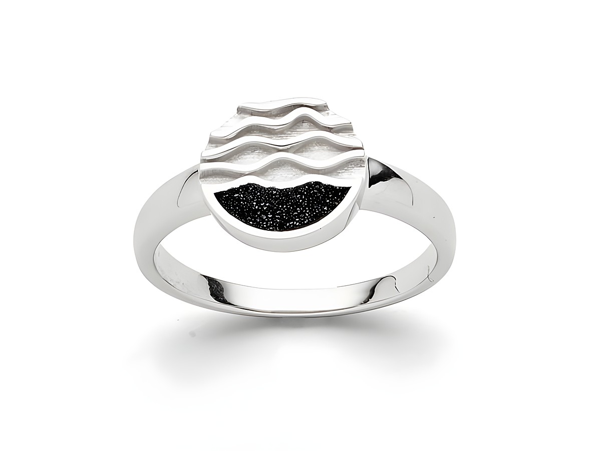 Sterling Silber Ring in rhodiniertem Finish mit Lavasand in der Größe 58, ausgestattet mit Wellendesign auf der Oberfläche, elegant und modern gestaltet.