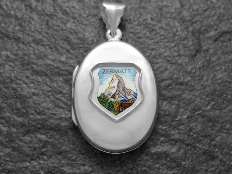 Medaillon aus Silber mit dem Wappen von Zermatt und einer farbigen Abbildung des Matterhorns im Inneren, hergestellt von Juwelier Harnisch, Europa Medaillons.