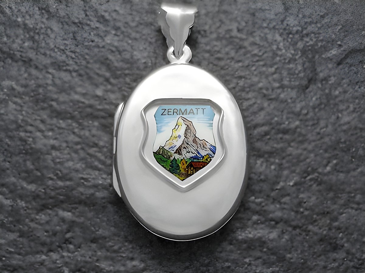 Medaillon aus Silber mit dem Wappen von Zermatt und einer farbigen Abbildung des Matterhorns im Inneren, hergestellt von Juwelier Harnisch, Europa Medaillons.