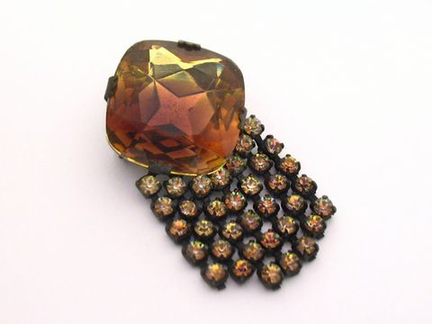 Strass Brosche länglich in Braun und Gelb, gefasst, neu vom Hersteller Juwelier Harnisch, mit einem großen facettierten Stein und einem Blumenmuster aus kleinen Strasssteinen.
