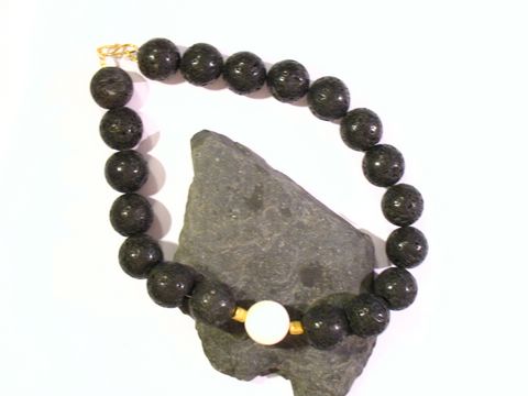 Opal Kascholong und Lava Steinkette in 48 cm Länge, hergestellt von Juwelier Harnisch, mit einem ansprechenden Design aus Lavasteinen und einem charakteristischen Opal-Element.