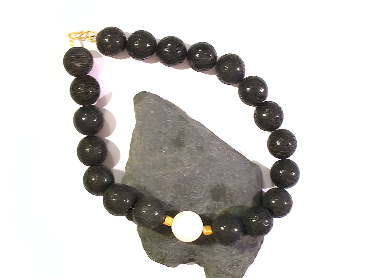 Opal Kascholong und Lava Steinkette in 48 cm Länge, hergestellt von Juwelier Harnisch, mit einem ansprechenden Design aus Lavasteinen und einem charakteristischen Opal-Element.