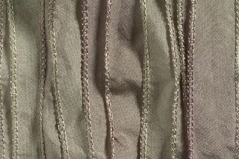 Seidenband in café au lait aus 100 Prozent Habotai-Seide, 1,10 m lang und 20 mm breit, zeigt eine glatte Textur mit feinen Falten und einem eleganten Glanz, ideal für kreative Projekte.