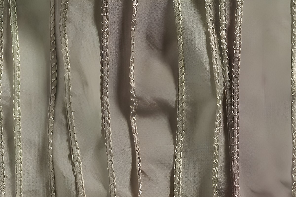 Seidenband in café au lait aus 100 Prozent Habotai-Seide, 1,10 m lang und 20 mm breit, zeigt eine glatte Textur mit feinen Falten und einem eleganten Glanz, ideal für kreative Projekte.