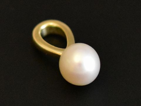 Perle Gold Anhänger schlicht elegant mit Süßwasser Zuchtperlen und 333 Gold, Hersteller Juwelier Harnisch. Ideal für stilvolle Akzente in Ihrem Schmuckdesign.