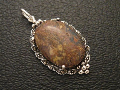 Cabochon Leopard Jaspis in einem filigranen Silber Medaillon Anhänger von Juwelier Harnisch, zeigt die natürliche Musterung des Steins, ideal für Schmuckliebhaber.