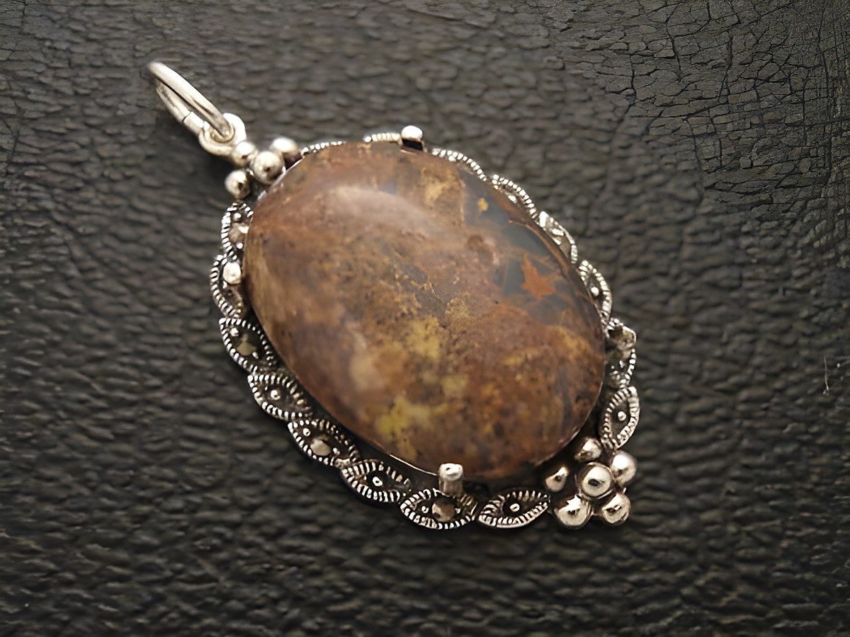 Cabochon Leopard Jaspis in einem filigranen Silber Medaillon Anhänger von Juwelier Harnisch, zeigt die natürliche Musterung des Steins, ideal für Schmuckliebhaber.
