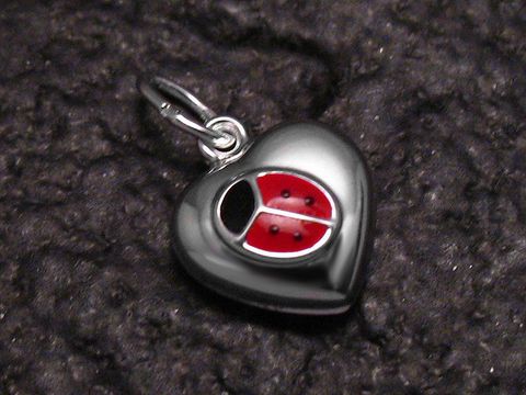 Anhänger Herz mit Marienkäfer aus 925 Sterling Silber, Hersteller Juwelier Harnisch, plastisch gestaltet, in rot und schwarz, ideal als Schmuckstück oder Geschenk.