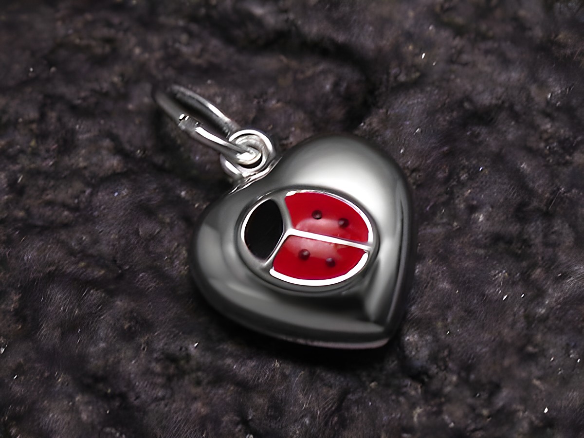 Anhänger Herz mit Marienkäfer aus 925 Sterling Silber, Hersteller Juwelier Harnisch, plastisch gestaltet, in rot und schwarz, ideal als Schmuckstück oder Geschenk.