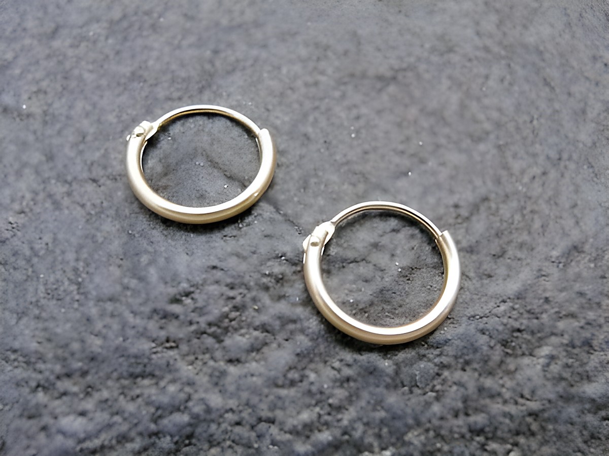 Gold Creolen 1 cm aus 333 Gold mit einer Dicke von 1,3 mm, Hersteller Juwelier Harnisch, elegantes Design bis 15 mm, ideal für jeden Anlass.