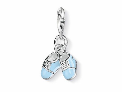 Silberner Charm Anhänger von Thomas Sabo in Form von Babyschuhen mit blauen Kaltemail-Details, stilvoll und ideal für persönliche Schmuckstücke.