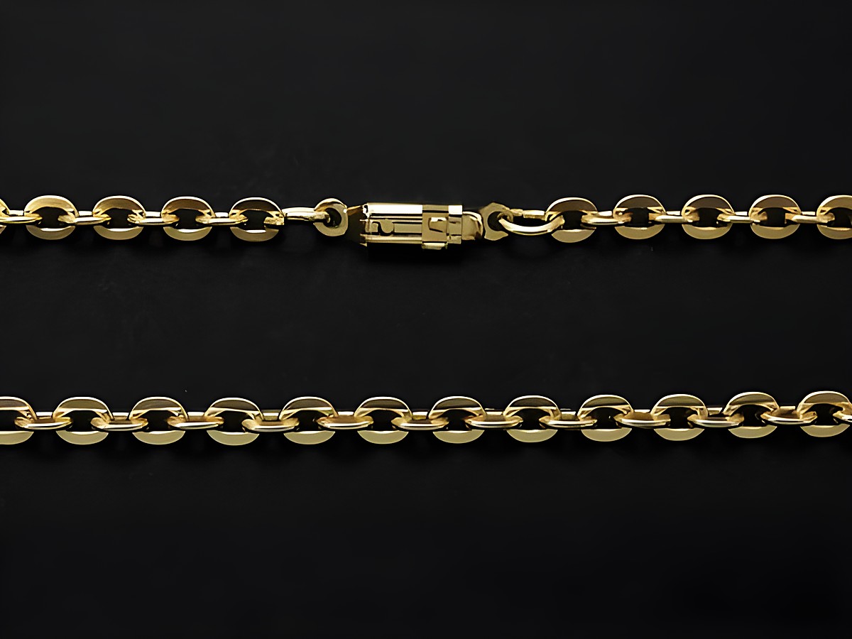 Goldfarbene Kette mit einem Ankerdesign aus Metall, 62,5 cm lang, Gliedergröße 3,8 x 3,8 mm, hergestellt von Juwelier Harnisch, ideal für eleganten Schmuck.