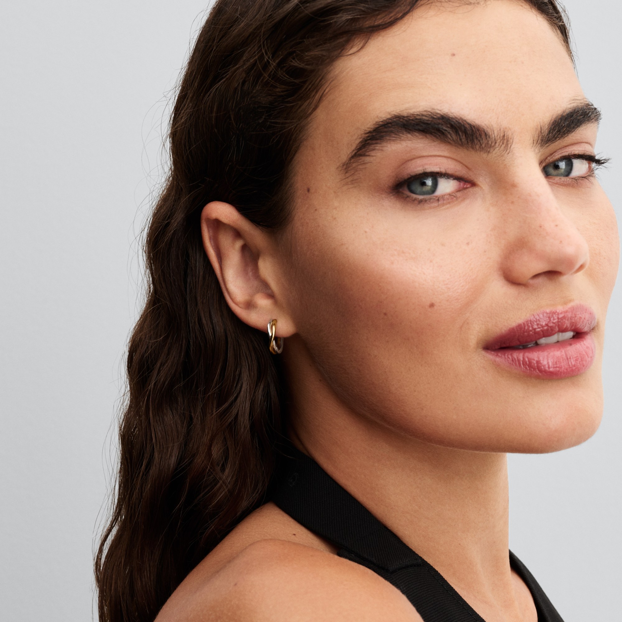 Pandora ESSENCE - organisch geformte bicolor offene Ohrringe – Ansicht 2