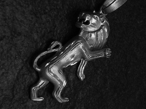 Löwe Anhänger aus Sterling Silber mit Diamantschliff, detailreiches Design, perfekt für Tierliebhaber, Hersteller Juwelier Harnisch, elegantes Schmuckstück.