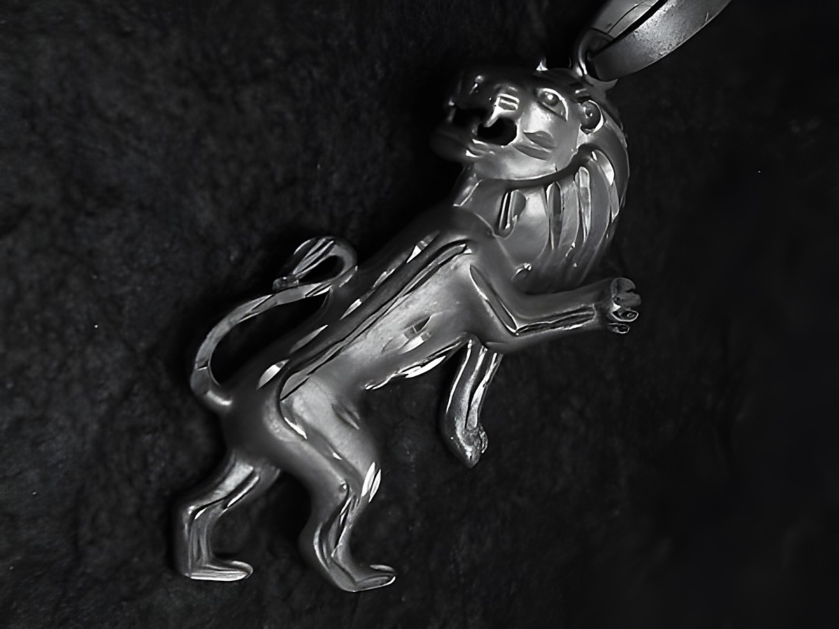 Löwe Anhänger aus Sterling Silber mit Diamantschliff, detailreiches Design, perfekt für Tierliebhaber, Hersteller Juwelier Harnisch, elegantes Schmuckstück.