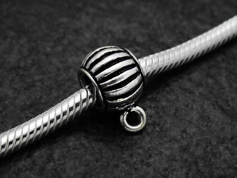 Streifen BLANKO charms Einhänger aus Sterling Silber mit einem Durchmesser von 7,2 mm auf einer silbernen Kette, elegant und vielseitig einsetzbar, Hersteller Juwelier Harnisch.