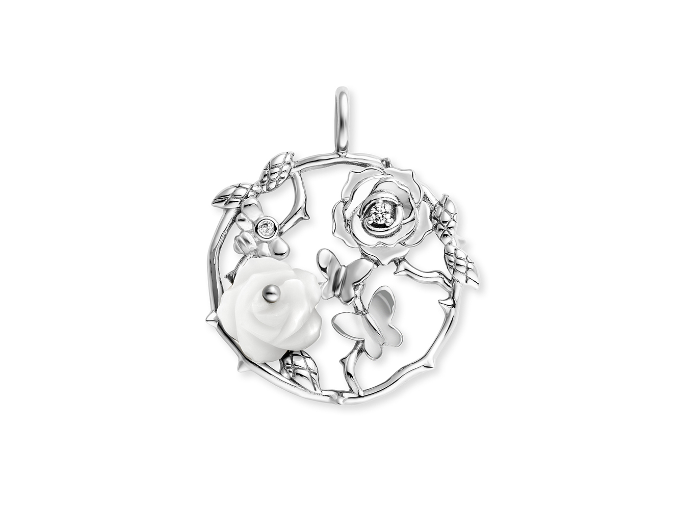 Ein filigraner Anhänger aus rhodiniertem Silber in Blumenform mit einer weißen Rose aus Perlmutt, Zirkonia und einem Schmetterling, ideal für eine Kette.